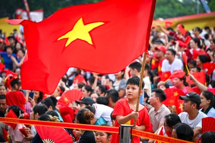 Khắp các nẻo đường của Thủ đô Hà Nội ngập tràn cờ hoa và niềm hân hoan của người dân ngóng chờ tổng hợp luyện diễu binh, diễu hành phục vụ kỷ niệm 80 năm Cách mạng Tháng Tám thành công và Quốc khánh 2/9. (Ảnh Thành Đạt)