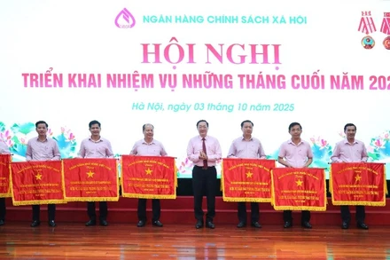 Tổng Giám đốc Dương Quyết Thắng trao tặng Cờ thi đua của Ngân hàng Nhà nước năm 2024 cho các đơn vị trong hệ thống Ngân hàng Chính sách xã hội.