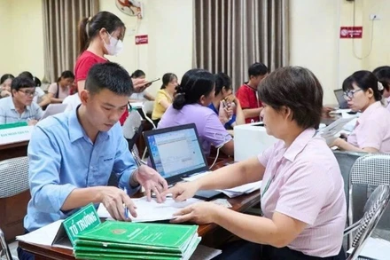 Người dân giao dịch tại Điểm giao dịch của Ngân hàng Chính sách xã hội Thái Nguyên.