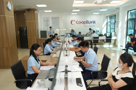 Giao dịch khách hàng tại Co-opBank chi nhánh Bắc Ninh.