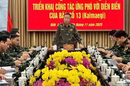 Thiếu tướng Nguyễn Quốc Hương, Phó Tư lệnh Quân khu 5 phát biểu chỉ đạo công tác ứng phó với bão số 13 tại tỉnh Đắk Lắk.