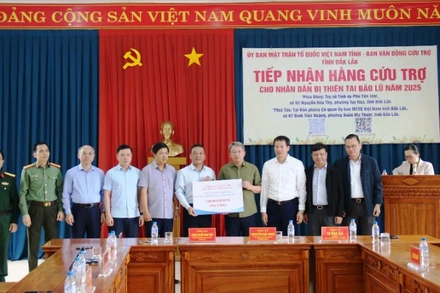 Các đồng chí nguyên Ủy viên Ban Thường vụ Tỉnh ủy Đắk Lắk trao hỗ trợ 5 tỷ đồng cho tỉnh Đắk Lắk khắc phục hậu quả lũ lụt. (Ảnh: BÁ LỤC)