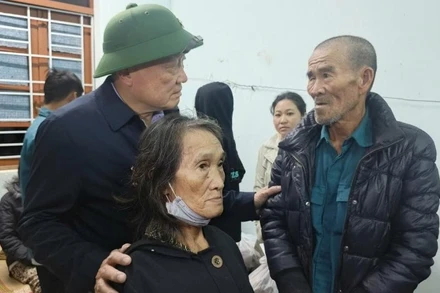 Phó Thủ tướng Thường trực Nguyễn Hòa Bình thăm hỏi, động viên nhân dân trên địa bàn phường Đông Hòa, tỉnh Đắk Lắk. 