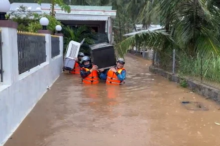 Lực lượng vũ trang tỉnh Đắk Lắk giúp nhân dân vùng lũ di chuyển tài sản đến nơi an toàn.