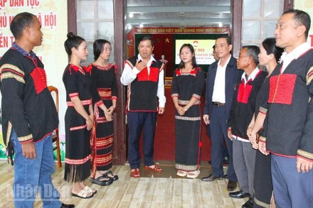 Bí thư Tỉnh ủy Đắk Lắk Lương Nguyễn Minh Triết (người đứng thứ 4 từ trái sang) trao đổi với lãnh đạo xã Cư Pui và bà con buôn Đăk Tuôr. 