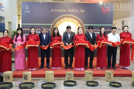 Các đại biểu cắt băng khai mạc triển lãm.