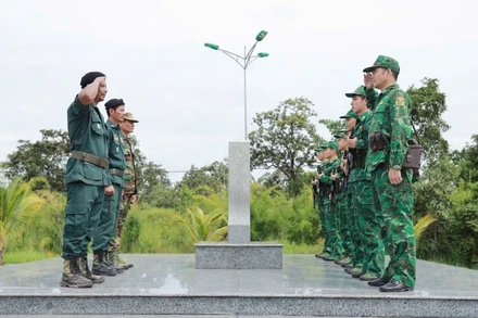 Cán bộ, chiến sĩ hai lực lượng Đồn Biên phòng Cửa khẩu Đắk Ruê (Ban Chỉ huy Bộ đội Biên phòng tỉnh Đắk Lắk) và lực lượng bảo vệ biên giới tỉnh Mondulkiri (Campuchia) gồm Đồn Cảnh sát bảo vệ biên giới bộ Ô Rô (Ty Công an tỉnh Mondulkiri) và Trung đội 2 (Tiểu khu Quân sự Mondulkiri) thực hiện nghi thức chào cột mốc.