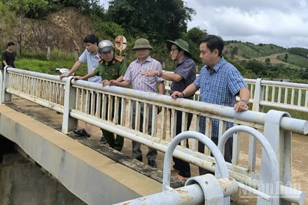 Lãnh đạo Giám đốc Công ty trách nhiệm hữu hạn một thành viên quản lý công trình thủy lợi Đắk Lắk phối hợp các ngành chức năng kiểm tra các hồ đập, công trình thủy lợi trên địa bàn xã Ea Ô.