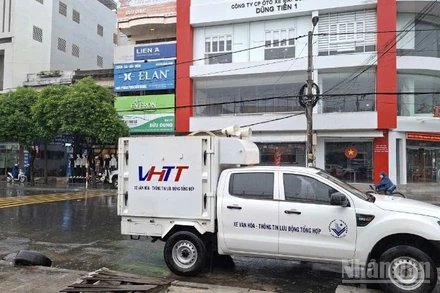 Xe thông tin lưu động của phường Tuy Hòa liên tục cảnh báo diễn biến của bão và tuyên truyền người dân chủ động phòng, chống.