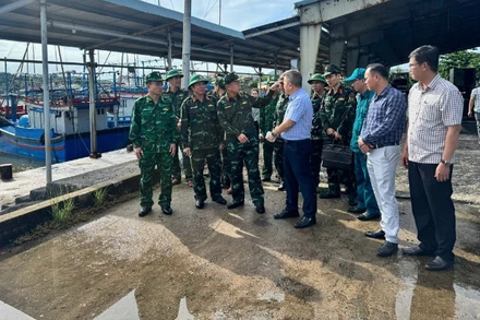 Đoàn công tác Quân khu 5 kiểm tra công tác ứng phó bão số 13 tại cảng cá Tiên Châu, xã Tuy An Đông, tỉnh Đắk Lắk. (Ảnh: THÙY DUNG)