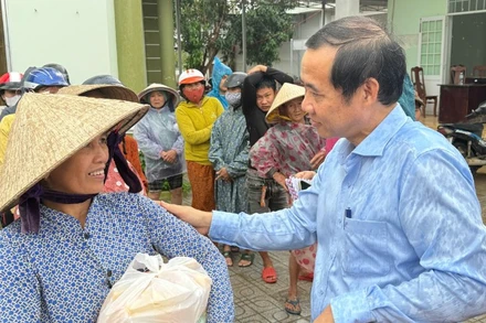 Phó Bí thư Đảng ủy Mặt trận Tổ quốc, các đoàn thể Trung ương Nguyễn Thái Học thăm hỏi người dân vùng lũ xã Tuy An Đông, tỉnh Đắk Lắk. (Ảnh: TƯỜNG QUÂN)