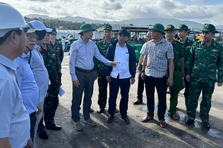 Chủ tịch Ủy ban nhân dân tỉnh Đắk Lắk Tạ Anh Tuấn và đoàn công tác kiểm tra công tác phòng chống bão số 13 tại Cảng cá Dân Phước (Phường Sông Cầu).