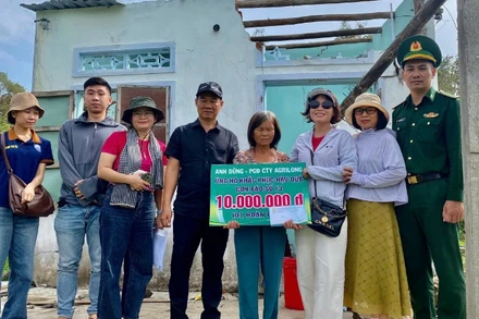 Đại diện Đồn Biên phòng Xuân Đài, Agrilong và Hội thiện nguyện Đom Đóm Phú Yên thăm hỏi, động viên và trao hỗ trợ cho các hộ dân bị thiệt hại do bão số 13 trên địa bàn phường Sông Cầu.