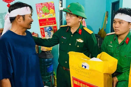 Đại tá Phan Đại Nghĩa, Phó Tư lệnh kiêm Tham mưu trưởng Quân khu 5 động viên gia đình quân nhân vượt qua đau thương ổn định cuộc sống.