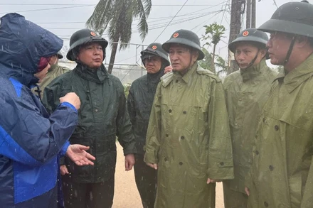 Phó Thủ tướng Hồ Quốc Dũng kiểm tra thực tế công tác ứng phó mưa lũ tại xã Tuy An Bắc.