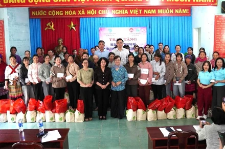 Nguyên Phó Chủ tịch nước Đặng Thị Ngọc Thịnh (người mặc áo đen đứng giữa hàng đầu) và đoàn nguyên cán bộ lãnh đạo nữ Thành phố Hồ Chí Minh tặng quà cho các gia đình phụ nữ dân tộc thiểu số có hoàn cảnh khó khăn ở xã Krông Á.