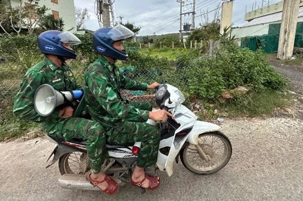 Cán bộ, chiến sĩ Đồn Biên phòng An Hải tuyên truyền, hướng dẫn ngư dân đưa tàu thuyền vào nơi tránh trú an toàn trước diễn biến phức tạp của bão số 15.