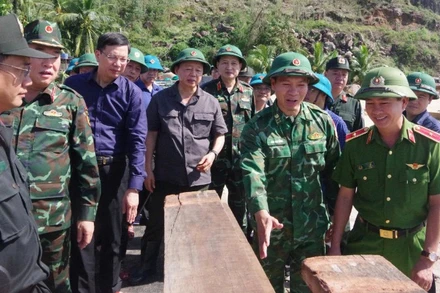 Phó Thủ tướng Chính phủ Trần Hồng Hà đã đến kiểm tra tình hình và chỉ đạo công tác khắc phục hậu quả sau bão số 13 tại thôn 2, xã Xuân Lộc, tỉnh Đắk Lắk.