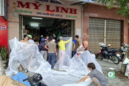 Người dân phường Tuy Hòa mua ni-lông về che đậy nhà cửa, tài sản ứng phó với bão 13.