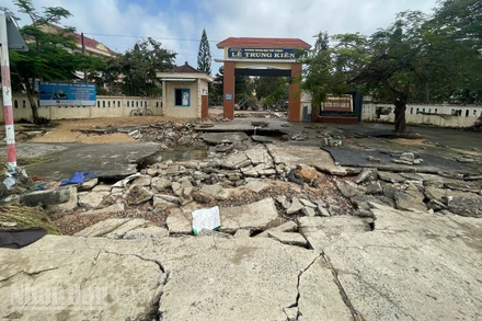 Đường từ Quốc lộ 1 dẫn vào cổng Trường Trung học phổ thông Lê Trung Kiên bị sạt lở, hư hỏng nặng.