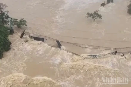 Cầu treo bắc qua sông Srêpốk tại khu du lịch thác Dray Nur bị nước lũ cuốn trôi.