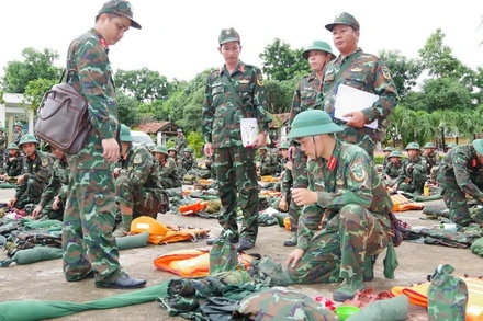 Trung đoàn 888, Bộ Chỉ huy Quân sự tỉnh Đắk Lắk kiểm tra quân tư trang của lực lượng làm nhiệm vụ phòng chống bão lụt.