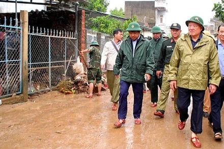 Phó Thủ tướng Thường trực Chính phủ Nguyễn Hòa Bình kiểm tra tình hình mưa lũ trên địa bàn xã Tuy An Tây. 