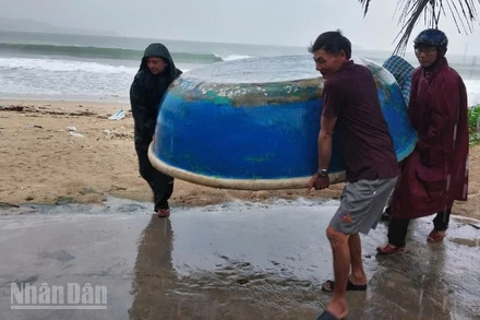 Cán bộ, chiến sĩ Đồn Biên phòng Xuân Đài khẩn trương giúp dân di chuyển phương tiện vào khu vực an toàn.