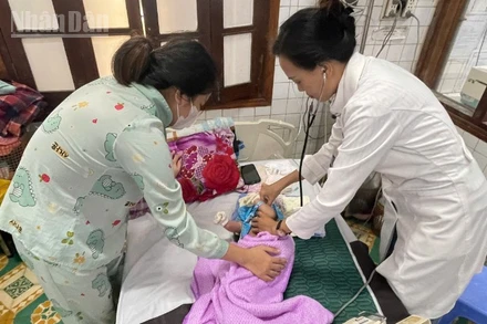 Các bác sĩ Bệnh viện Sản Nhi tỉnh Đắk Lắk, phường Tuy Hòa chăm sóc sức khỏe cho nhân dân trong những ngày lũ lịch sử vừa qua.