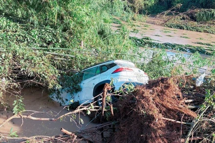 Chiếc xe ô-tô bị nước lũ cuốn trôi cách hiện trường khoảng 10m.