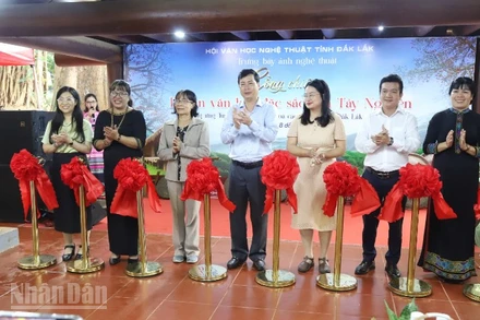 Các đại biểu cắt băng khai mạc trưng bày.