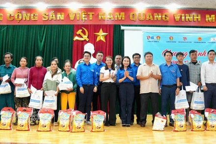 Trung ương Đoàn, Thành đoàn Thành phố Hồ Chí Minh, Tỉnh đoàn Đắk Lắk và Câu lạc bộ Công tác xã hội Chuyến xe yêu thương trao quà tặng người dân bị ảnh hưởng do bão số 13 gây ra tại xã Xuân Cảnh, tỉnh Đắk Lắk.
