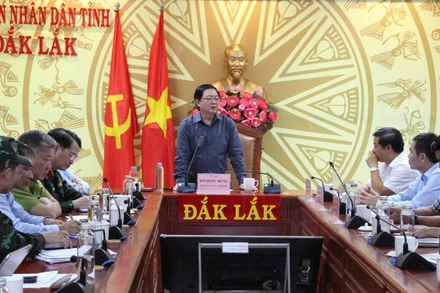 Phó Thủ tướng Chính phủ Hồ Quốc Dũng làm việc khẩn với lãnh đạo tỉnh Đắk Lắk về công tác ứng phó đợt lũ đặc biệt lớn đang gây thiệt hại rất nghiêm trọng tại khu vực phía đông của tỉnh.