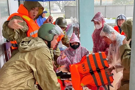 Lực lượng Công an xã Hòa Thịnh đã khẩn trương cử 6 cán bộ, chiến sĩ sử dụng xuồng hơi chuyên dụng hỗ trợ chị Lan đi trạm y tế xã.