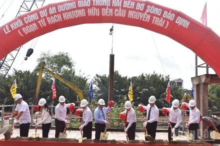 Nghi thức khởi công dự án đường giao thông hai bên bờ kênh Bảo Định.