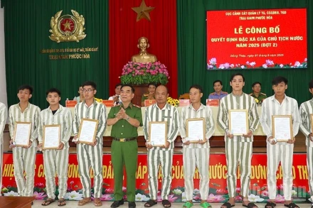 Thiếu tướng Nguyễn Việt Hùng trao quyết định đặc xá của Chủ tịch nước cho các phạm nhân được đặc xá. 