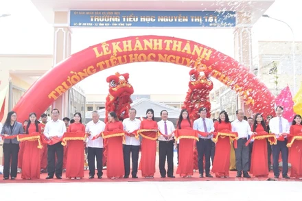 Cắt băng khánh thành Trường Tiểu học Nguyễn Thị Tốt.