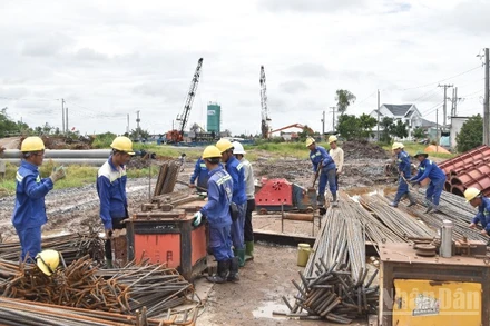 Rất nhiều công nhân làm việc tại công trường cao tốc An Hữu-Cao Lãnh ngày 2/9.