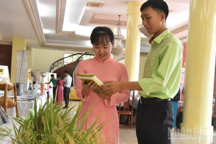 Tìm hiểu giống lúa mới đạt chất lượng tại hội nghị.