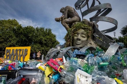 Tác phẩm “The Thinker’s Burden” của nghệ sĩ Canada Benjamin Von Wong bên ngoài trụ sở Liên hợp quốc tại Geneva.