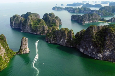 Thiên nhiên tươi đẹp và hùng vĩ nơi vịnh Lan Hạ, thuộc vùng di sản thiên nhiên thế giới Vịnh Hạ Long-Quần đảo Cát Bà. Ảnh: Khiếu Minh