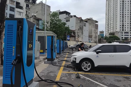 Hệ thống trạm sạc được bố trí tại Bến xe Giáp Bát. (Ảnh VĂN HỌC)