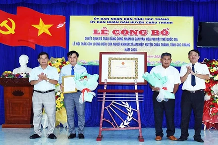 Trao Quyết định của Bộ Văn hóa, Thể thao và Du lịch đưa Lễ hội Thắk Côn vào Danh mục di sản văn hóa phi vật thể quốc gia.