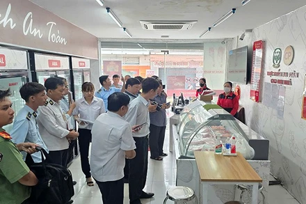 Đoàn liên ngành thực hiện kiểm tra tại cửa hàng của Công ty Cổ phần Chăn nuôi C.P Việt Nam tại Sóc Trăng.