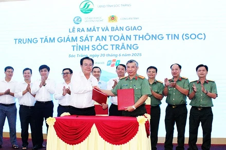Trao biên bản bàn giao hệ thống SOC cho Công an tỉnh Sóc Trăng.
