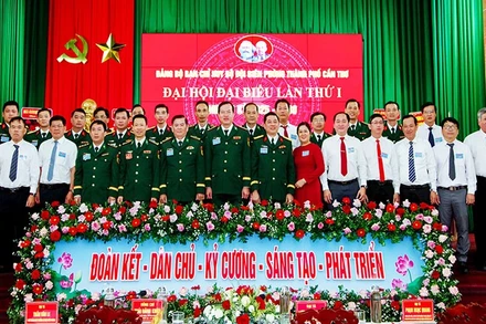 Các đại biểu chụp hình lưu niệm tại Đại hội.