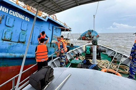 Tàu Hải đội 2 Biên phòng Sóc Trăng triển khai cứu nạn các thuyền viên.