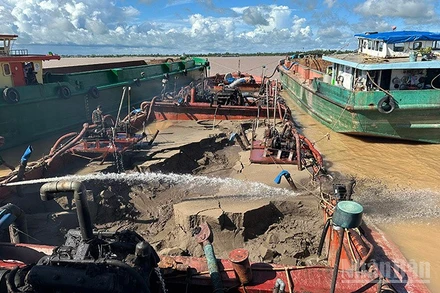 Khai thác cát phục vụ công trình đường cao tốc.