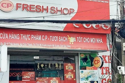 Một cửa hàng kinh doanh thực phẩm vi phạm giấy chứng nhận an toàn thực phẩm hết hạn.