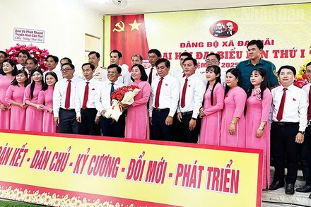 Đồng chí Huỳnh Hoàng Mến, quyền Tổng biên tập Báo và Đài Phát thanh-Truyền hình Cần Thơ, tặng hoa Ban Chấp hành Đảng bộ xã Đại Hải.